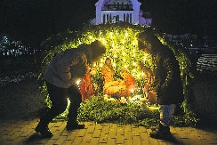 SUTRA JE BOŽIĆ PO GREGORIJANSKOM KALENDARU Običaj je da se u crkve postave jasle, sa figurama koje dočaravaju siromašne uslove staje u kojoj je Hrist rođen
