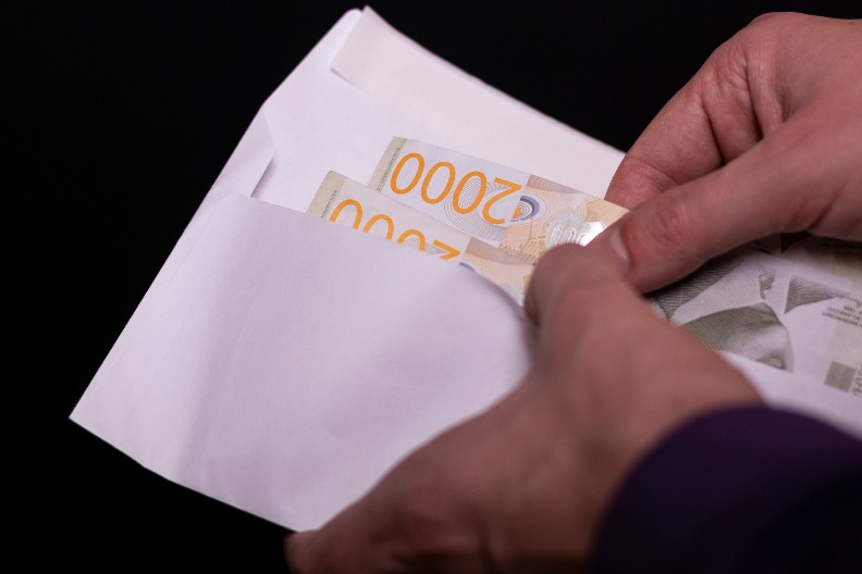 VEĆ POČETKOM GODINE RADOST ZA PENZIONERE Kreće isplata uvećanih penzija pre roka, a evo i kada