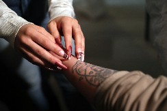 TUĐA RUKA SVRAB (NE) ČEŠE! Srbija ide u korak sa svetom - posle Rima, Londona i Tokija, i Beograd dobio češkaonicu! (FOTO)