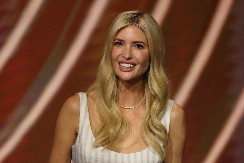 IVANKA TRAMP SE SKINULA U KUPAĆI Dok se mi smrzavamo, bivša prva ćerka slavi Božić na plaži u zavodljivom izdanju