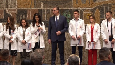 VUČIĆ SE OBRATIO MLADIMA KOJIMA SU DODELJENI UGOVORI O RADU Predsednikova moćna poruka najboljim diplomcima Medicinskog fakulteta i srednjih stručnih škola