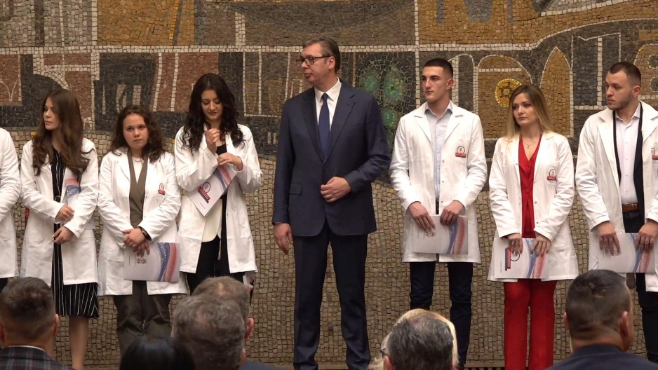 VUČIĆ SE OBRATIO MLADIMA KOJIMA SU DODELJENI UGOVORI O RADU Predsednikova moćna poruka najboljim diplomcima Medicinskog fakulteta i srednjih stručnih škola