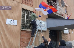 TEROR NE PRESTAJE, KURTIJEVA POLICIJA UPALA U SRPSKE OBJEKTE Isterali zaposlene na ulicu u severnoj Kosovskoj Mitrovici