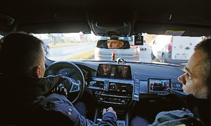 POPIO PA DAO PO GASU  Presretač ga snimio kako pretiči preko pune linije i vozi oko 150 kilometara na čas