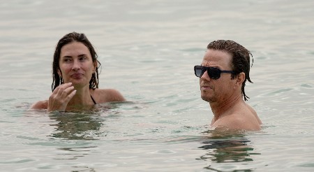 PREZGODNOG MUŽA POTPUNO BACILA U SENKU  I pored njegovih brutalnih mišića, svi pogledi su bili upereni u nju