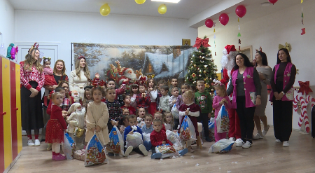 PREDSEDNIK VUČIĆ POSLAO POKLONE MALIŠANIMA VRTIĆA U GORNJEM KUSCU NA KOSOVU I METOHIJI (VIDEO)