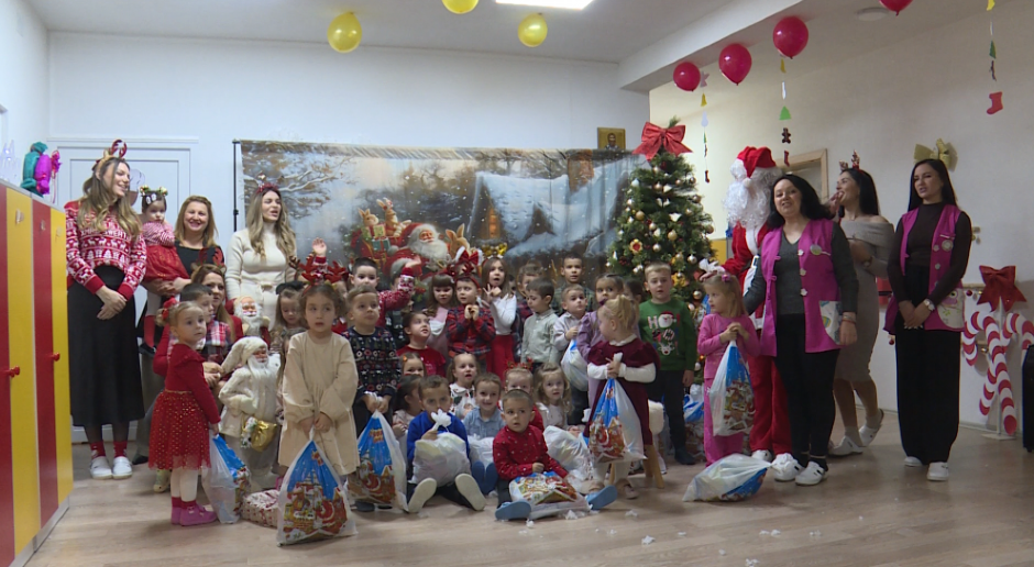 PREDSEDNIK VUČIĆ POSLAO POKLONE MALIŠANIMA VRTIĆA U GORNJEM KUSCU NA KOSOVU I METOHIJI (VIDEO)