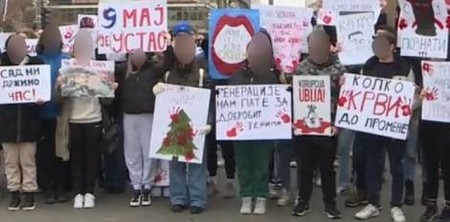SRAM VAS BILO DA VAS BUDE SRAM! Izveli dečicu iz osnovnih škola na protest i uvalili im da drže transparente!