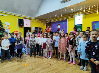 Novogodišnji paketići, dar predsednika Vučića, podeljeni deci predškolskih ustanova u Sočanici i Lešku