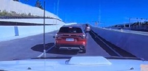 AU, KAKVA SKANDALČINA NA AUTO-PUTU Vozač PLJUNUO hvatača krokodila,  a onda mu je ovim predmetom razbio retrovizor! (VIDEO)