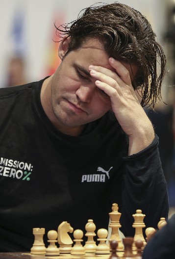 AFERA FARMERKE Marnus Karlsen odustao od Svetskog prvenstva zbog pantalona