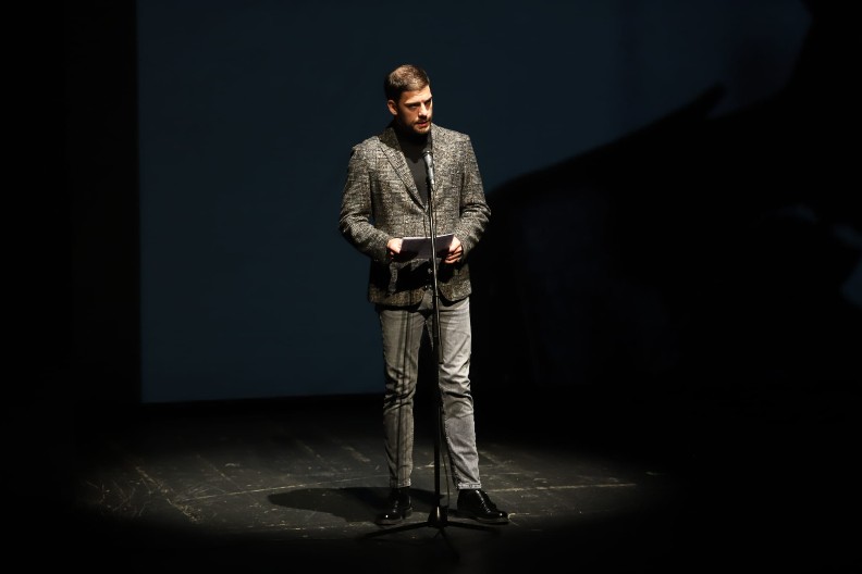 NAŠ GLUMAC ZAVRŠIO U BOLNICI Obožavaoci zabrinuti za njegovo zdravstveno stanje!