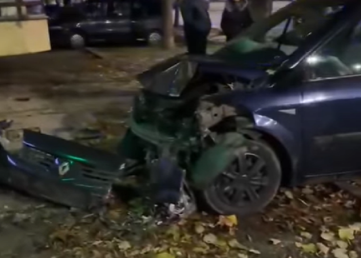 POGINUO MLADIĆ (23), DEVOJCI (22) SE BORE ZA ŽIVOT Stravična nesreća kod Goločela, preticao preko pune linije