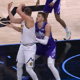 BEZ GLEDANJA, IZA LEĐA Nikola Jokić je DOKTOR košarke (VIDEO)