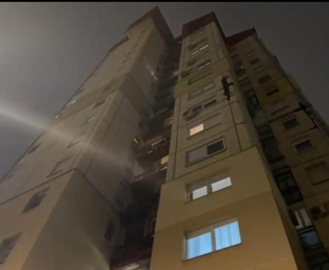 IZBILA STRAŠNA TUČA U NOVOM SADU KOD ZGRADE GDE JE MLADIĆ PAO SA TERASE Došli da odaju pačast, zapalili baklje, a onda je izbio haos