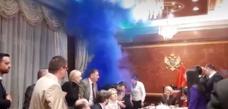HAOS U SKUPŠTINI CRNE GORE: Bačena dimna bomba (VIDEO)