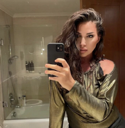 ĆERKA ŽELJKA JOKSIMOVIĆA NE SKIDA OSMEH S LICA! Mina cela u šljokicama stigla na gala proslavu (VIDEO)