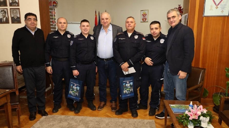 NAGRAĐENI POLICAJCI HEROJI IZ VELIKOG GRADIŠTA Izneli čoveka iz zapaljene kuće i spasli ga sigurne smrti