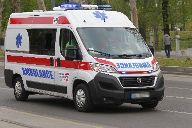 POVREĐEN MUŠKARAC U SAOBRAĆAJNOJ NESREĆI KOD OPŠTINE NOVI BEOGRAD Evo ko je najčešće zvao Hitnu pomoć