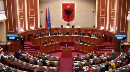 HAOS U ALBANSKOM PARLAMENTU Opozicionar u Tirani napravio skandal, sednica PREKINUTA (FOTO/VIDEO)