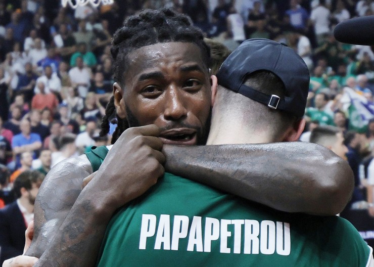 DEVET NAVIJAČA IMALO SRČANI UDAR ILI SE ONESVESTILO Pojavili se jezivi detalji posle užasne povrede Lesora