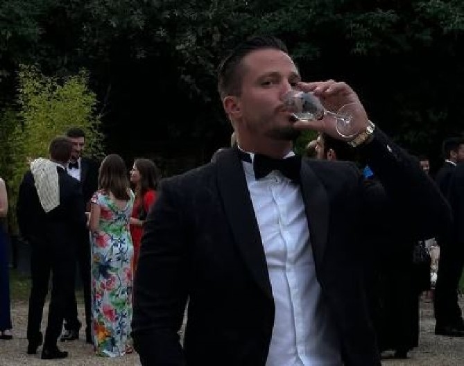 "MORA DA SE UČI ŠKOLA DA BI SE OVAKO NEŠTO VOZILO" Bivši rijalti učesnik vozi poršea od 200.000 evra!