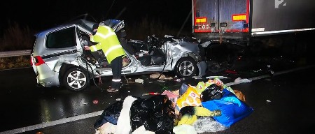 U JEZIVOJ NESREĆI U MAĐARSKOJ NASTRADAO BRAČNI PAR IZ SRBIJE  Sumnja se da je vozač zaspao pa podleteo pod kamion sa srpskim tablicama