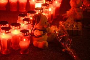 DAN ŽALOSTI U HRVATSKOJ Sveće, plišane igračke i potresna poruka na mestu tragedije: "Ne mogu da verujem da me više nikada nećeš zagrliti..."