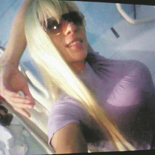 BIO JE NAJLEPŠA DEVOJKA U KRAJU, ALI OTPADALA MU JE KOSA ZBOG PUŠENJA  Majka transrodne osobe osuđene za ubistvo šokira javnost!