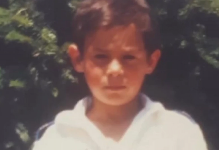 DEČAK SA FOTKE JE ODRASTAO NA KOSOVU! Danas je uspešan glumac koji živi u Beogradu, ali pati za zavičajem