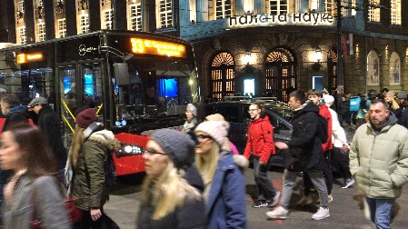 EVO KO PODRŽAVA PROTEST U BEOGRADU Britanci prenose uživo, u komentarima DIVLJAJU o nezavisnom Kosovu i Ukrajini! (FOTO)