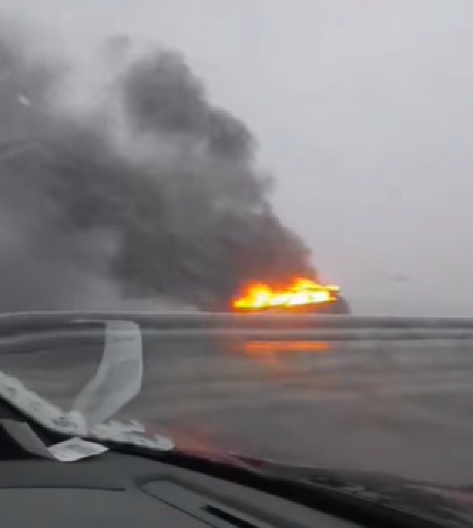 GORI AUTOMOBIL NA AUTO - PUTU  Požar kod Novog Sada (FOTO)