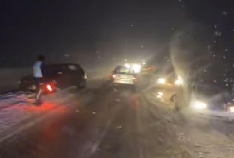 TRI VOZILA SLETELA SA PUTA ZBOG OBILNIH PADAVINA SNEGA Drama kod Rume (FOTO/VIDEO)