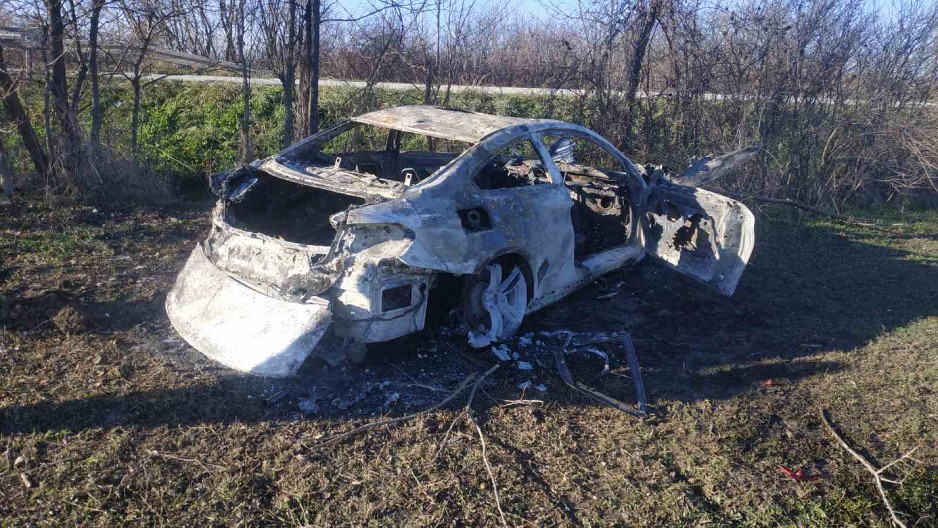 TRAGEDIJA IZBEGNUTA ZA DLAKU! Vozač sleteo u kanal pa se auto zapalio, vozilo uništeno do neprepoznatljivosti (FOTO)