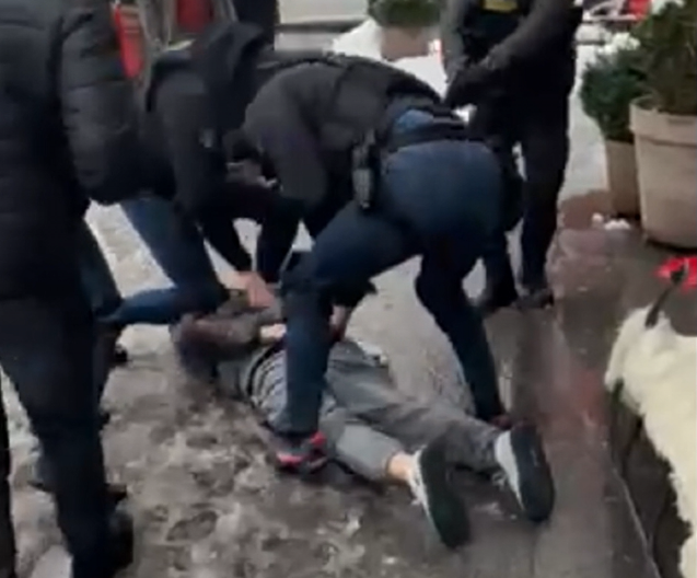 "LEZI DOLE, RUKE NA LEĐA!" Ovako je uhapšen koji je opljačkao muškarac kladionicu u Beogradu (FOTO/VIDEO)