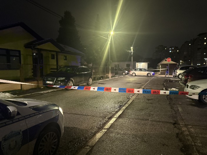 KRV POSVUDA NA TROTOARU! Audi izrešetan, napadač u bekstvu! (FOTO/VIDEO)