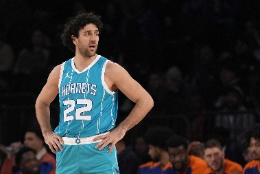 KAKVA MAJSTORIJA Vasa Micić fenomenalnim potezom oduševio NBA ligu (VIDEO)