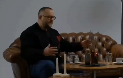 KOD OVOG ČOVEKA JE GOSTOVAO RUŽIĆ!   Ivan Ivanović izvređao goste i kolege, pa uputio pretnje: Vučićević ne treba da postoji, jahaću ga! (VIDEO)