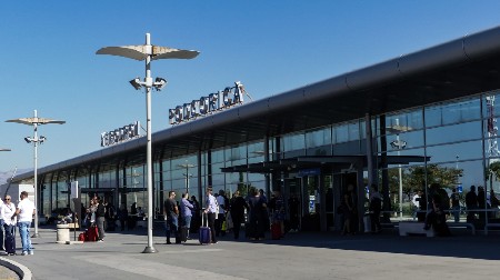 KRIJUMČARILI 8.000 TOMPUSA Državljani Srbije uhapšeni na aerodromu u Podgorici