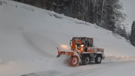 SRPSKU PLANINU OKOVAO SNEG! Smetovi od nekoliko metara jedva probijeni: Surova je, naročito OVA deonica