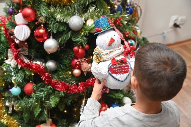 Imlek tradicionalno donirao novogodišnje paketiće domovima za nezbrinutu decu širom Srbije