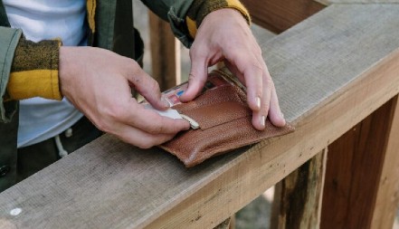 ČAČANIN PRONAŠAO LUKSUZNI NOVČANIK PUN PARA I VRATIO GA Ono što mu je vlasnica uradila ostavilo ga u šoku!