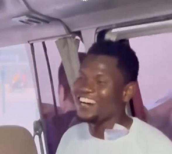 AFRIKANAC ZAPEVAO PESMU TOME ZDRAVKOVIĆA, SVI POČELI DA VADE NOVČANIKE! Oduševljeni Srbi počeli da ga kite parama! (VIDEO)