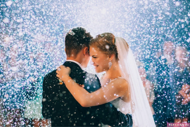 DA ZAPLEŠU, KAD ONO MLADOŽENJA OSTAVIO MLADU! Gosti u neverici skočili sa stolica - ovakva svadba se jednom viđa! (VIDEO)