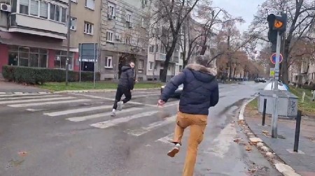 POGLEDAJTE DRAMU U NOVOM SADU! Protestanti prolazniku poprskali suzavac u oči! Muškarac jedva izvukao živu glavu (VIDEO)