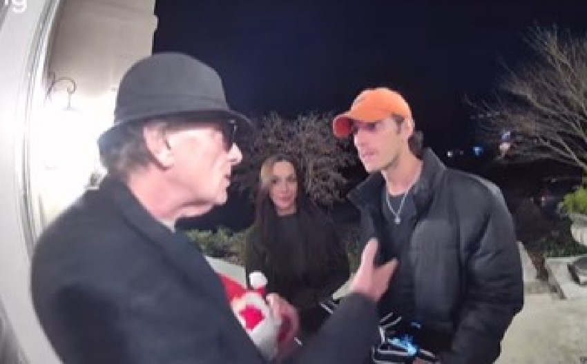 AU, KAKVA SKANDALČINA ISPRED KUĆE David doveo devojku da je upozna sa ocem, ali šok je usledio kada je otkrio ko je ona! Majka izletela, pa krenula sve da ih bije! (VIDEO)