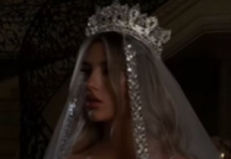 SKANDALOZNA VENČANICA IZ PRIŠTINE ZAPALILA DRUŠTVENE MREŽE Bretele jedva drže grudi, pljušte prozivke u komentarima! (VIDEO)