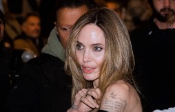 NAKON ŠTO SE I ZVANIČNO RAZVELA OD BREDA, ANĐELINA DŽOLI PROMENILA LIČNI OPIS  Svi kažu da je potpuno druga osoba!