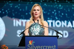 NIKOL KIDMAN PRED MASOM LJUDI "RASULA SE U KOMADE" Glumica je nedavno imala smrtni slučaj u porodici, a svoje suze ni sada nije mogla da zadrži