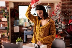 "KAD SE SKINU UKRASI NASTUPI OSEĆAJ PRAZNINE" Psihijatar objašnjava kako da se odupremo prazničnoj depresiji